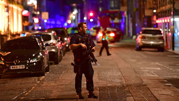 Polis bevakar avspärrningarna kring London Bridge.