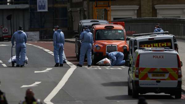 Polisens tekniker i arbete på London Bridge. Foto: TT