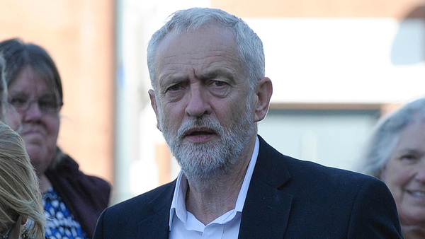 Labourledaren Jeremy Corbyn menar att valet har förvandlats till något mer än en kamp mellan Tories och Labour. Han kallar det för en kamp mellan terrorism och demokrati. ”Massmördarna som förde in terrorn på våra gator i London och Manchester vill stoppa vårt val. De vill stoppa demokratin. De vill att deras våld ska överväldiga vår rätt att rösta i ett rättvist och fredligt val”, säger han till BBC och menar att det därför skulle vara fel att skjuta upp torsdagens val. Foto: TT