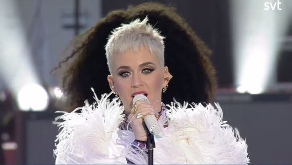 "Att välja kärlek är en av de svåraste sakerna att göra. Men kärlek vinner över rädsla och hat". Katy Perry i fjäderskrud på scenen i Manchester. Foto: Skärmdump från SVT:s livesändning.