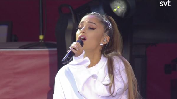 Ariana Grande uppträder nu med flera bakgrundsdansare på scenen i Manchester. Foto: Skärmdump