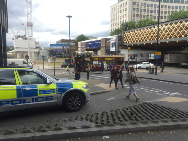 På många håll i London syns poliser och polisfordon idag.