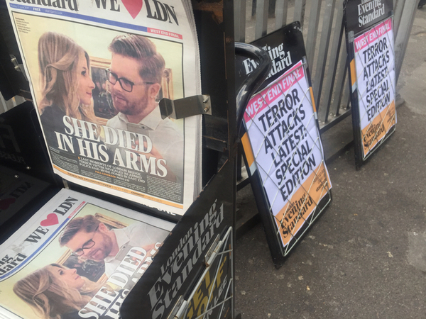 Tidningsställ i London med Evening Standard.