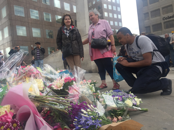 Cathlin, Maria och Hennes son Joel var några av de Londonbor som idag tog sig till London Bridge för att lägga ner en blomma och tänka på de drabbade och deras anhörig.
- Varför, varför? Säger Maria.