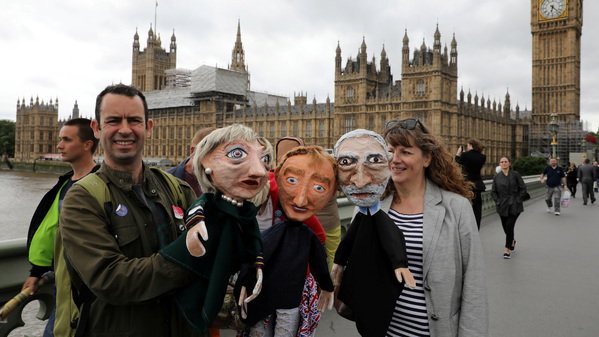 Dockor som föreställer konservativa ledaren Theresa May, Liberaldemokraternas ledare Tim Farron och Labours ledare Jeremy Corbyn. Foto: TT