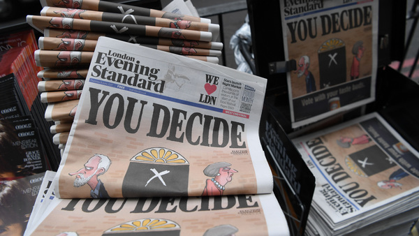 "Du bestämmer" står det på tidningen Evening Standards förstasida. Foto: TT