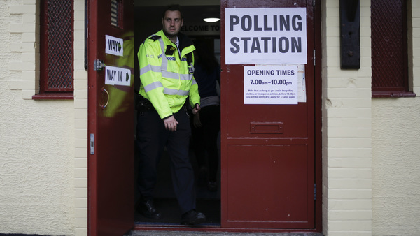 Med anledning av de tre terrorattackerna som drabbat Storbritannien de senaste månaderna har polisen skärpt säkerheten vid vallokalerna. Här lämnar en polis en vallokal i Bermondsey i södra London, i närheten av London Bridge där det senaste attentatet ägde rum. Foto: TT