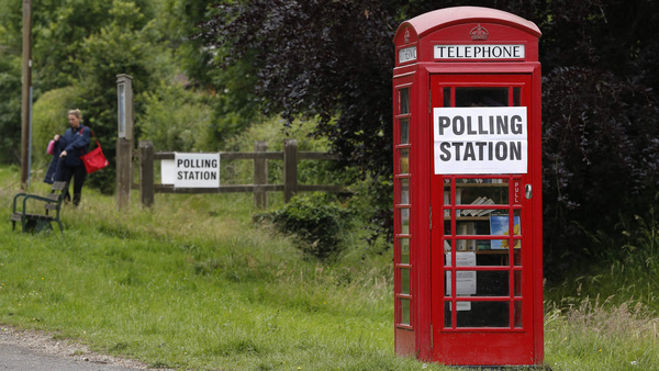 Någon har satt en vallokalsskylt på en telefonhytt i Rotherwick Hall, väster om London. Foto: TT
