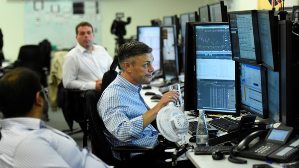 Investerare reagerar på resultatet i vallokalsundersökningen. Foto: TT