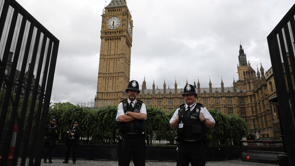 Brittisk polis bevakar parlamentet. Foto: TT
