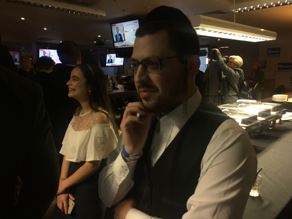 Levi Schapiro kollat valresultat på sin telefon. 
- Jag är före BBC, ropar han stolt.