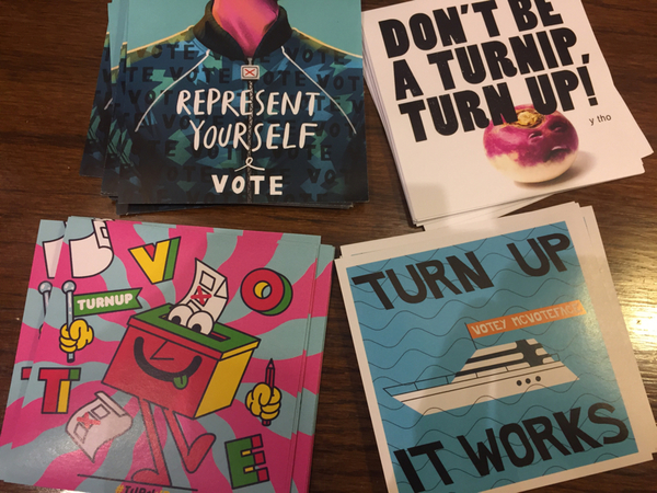 De flesta unga väljarna röstar på Labour, så om valdeltagandet i den gruppen blir högt så gynnat det Jeremy Corbyn. På bilden klistermärken från "Bite the Ballot" en organisation som vill öka engagemanget och få unga att gå och rösta.