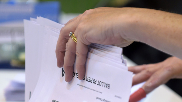 Rösträkningen är i full gång vid en vallokal i Edinburgh i Skottland. Foto: TT