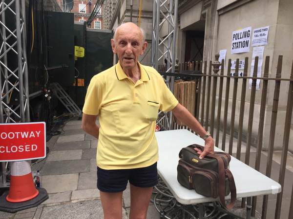 Det här är skådespelaren Seb Craig som tyckte det var tillräckligt varmt för att rösta i kortbyxor. För honom är den allra viktigaste frågan att ta sig ur EU så snabbt som möjligt. "Silly" kallar han unionen.