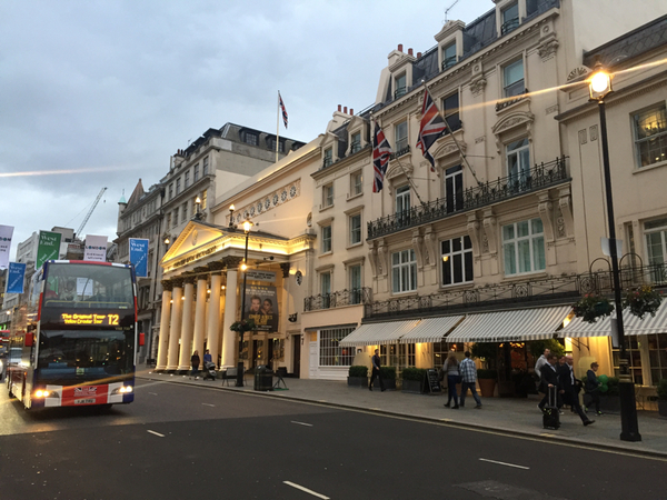 Nu har jag tagit mig till området Haymarket där en konservativ grupp arrangerar valfest på en sportpub. De första gästerna har börjat droppa in för att kunna följa vallokalsundersökningarna härifrån, men många anländer nog först senare framåt natten för att fira en eventuell seger.