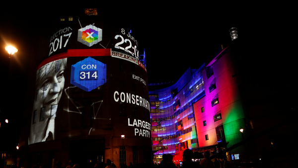 Siffrorna i vallokalsundersökningen projiceras på BBC:s byggnad i London. Foto: TT