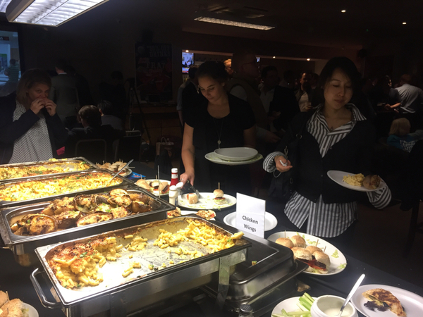 Många planerar att stanna på den konservativa valvakan i centrala London till kl 6 imorgon bitti. Nu laddas det med nattamat så att alla valvakare ska orka stanna.