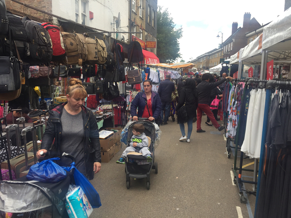 Vilket val? På East Street Market i östra London som jag besökte för ett par dagar sedan var inte alla så intresserade av politik.