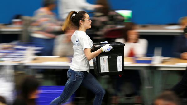 Det är bråttom i vallokalerna. Här en vallokal i Sunderland. Foto: TT