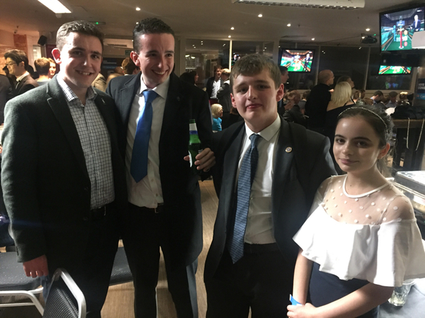 De konservativa ungdomarna på valvakan i London är besvikna, men tror att de kommer vinna om några timmar när resultatet står fast.