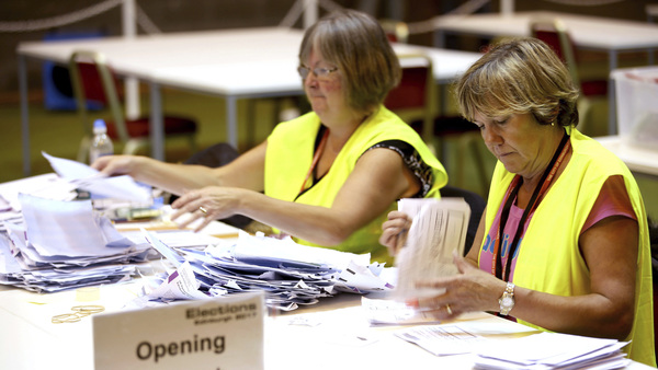 Rösträkningen är i full gång i en vallokal i Edinburgh. Foto: TT