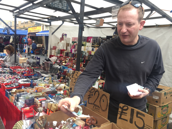 Det här är parfymförsäljaren Joel Rosenblum. 
- Vi kan inte låta Tories vinna, de förstör landet!
Han tycker att det är problematiskt att många bostäder sålts till rika utlänningar. Nu är det dyrt att hyra och omöjligt att köpa bostad.