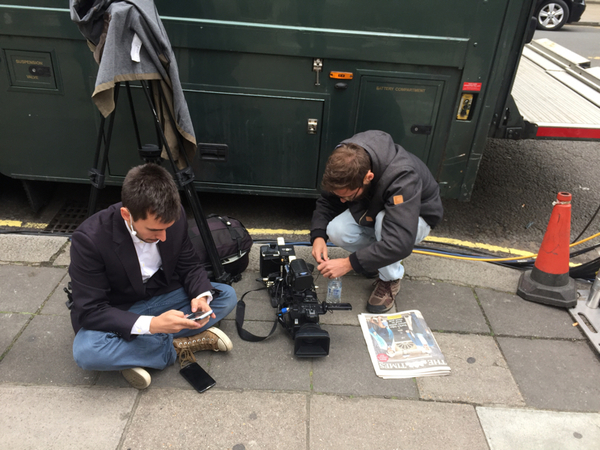 Här är några journalister som häckar utanför konservativa Tories högkvarter.