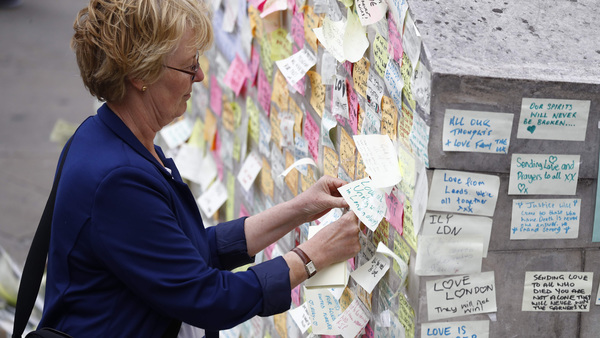 Valet äger rum i efterdyningarna av terrorattacken vid London Bridge. Här sätter en kvinna upp en skriven lapp vid en minnesplats i närheten av bron. Foto: TT