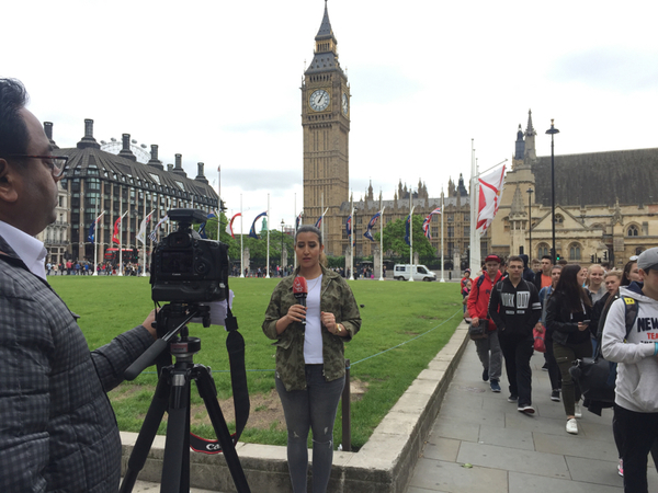 Många utländska journalister i centrala London idag.