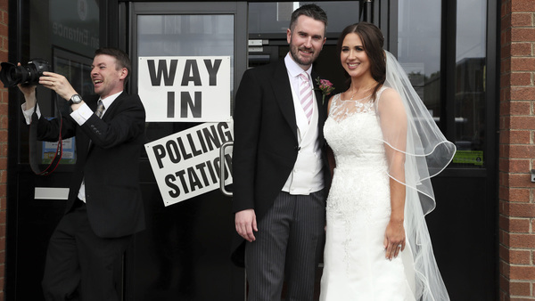 Allianspartiet i Nordirlands kandidat Sorcha Eastwood gifte sig med Dale Shirlow på torsdagen. Därefter begav sig paret till vallokalen i Lisburn. Foto: TT