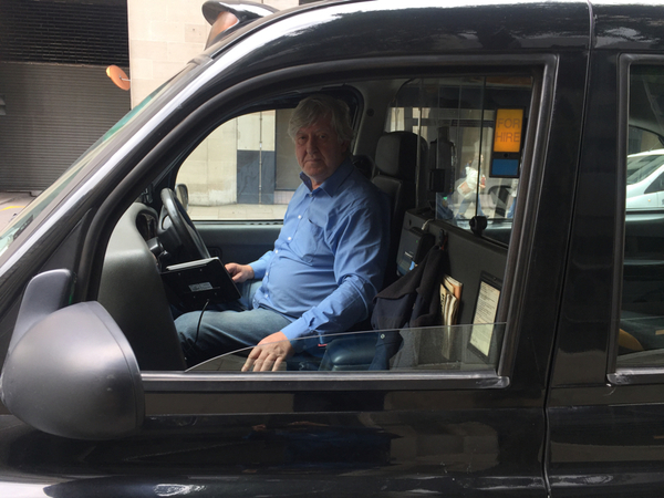 Det här är taxichauffören Kevin. Han bor i Essex och fruktar att Labour och Jeremy Corbyn ska vinna valet. Han skulle förstöra landet menar han. 
- De tar pengar från alla som har och ger till alla som inte har. Vet du vad det kallas? Kommunism! Säger han.
