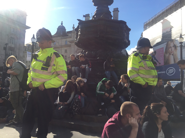Många poliser syns till i centrala London.
