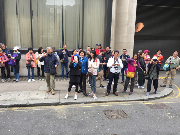 Centrala London idag. Väljarna röstar. Journalister fotar väljare och turister fotar journalisterna. Jag tog en bild på turisterna också.