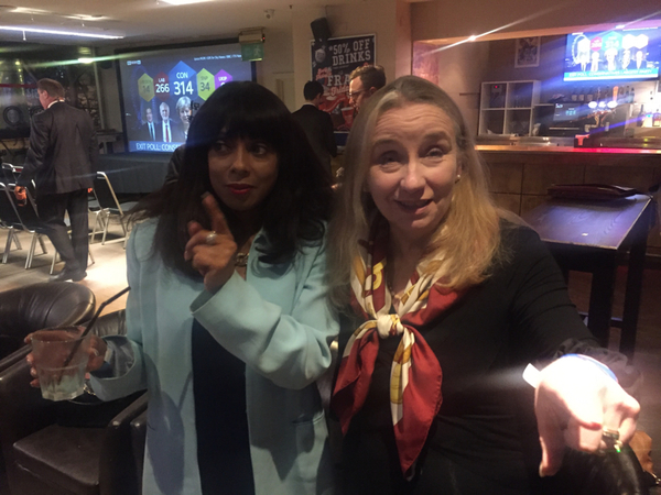 Deanna Keene vrålade "Yes!" När vallokalsundersökningen kom medan Suzu Webb ropade "Noooo". Nu divideras det vilt på Sportbaren där många konservativa samlats till valvaka.