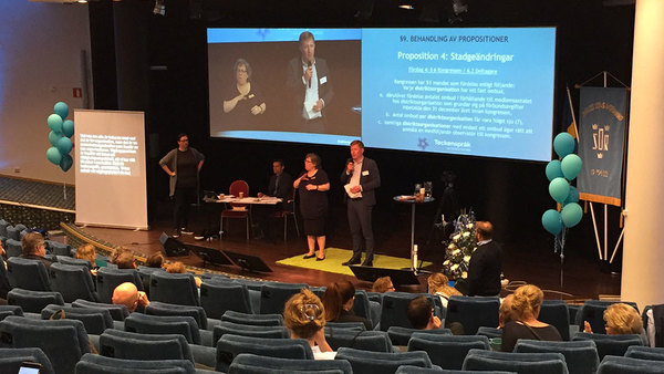 Hörselskadades Riksförbunds ordförande presenterar sig på kongressen. Han deltar under dagen.