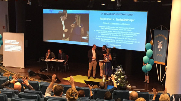 Fler organisationer som är på plats presenterar sig. Här Klas Nelfelt, Föreningen Sveriges Dövblinda