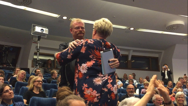 Lasse S Lorentzon gratulerar Åsa Henningsson till vinsten. Hon är alltså SDRs nya förbundsordförande för mandatperioden 2017-2021.