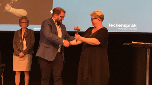 Henrik Sundqvist överlämnar ordförandeklubban till Åsa Henningsson.