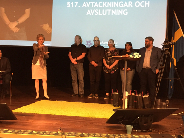 De styrelsemedlemmar som inte fortsätter i styrelsen avtackas.