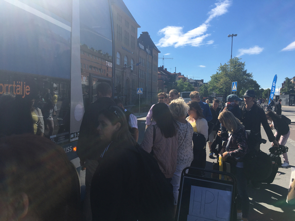 Fullt med folk som ska med bussen till Norrtälje från Östra station i Stockholm. Där delades det ut dryck och frukt till resenärerna, allt ackompanjerat av ett jazzband som gjorde sitt bästa för att förhöja stämningen, trots att stressnivåerna var höga hos många resenerärer som kämpade sig på bussarna ut mot norra Stockholms skärgård. SL:s underleverantör Nobina som kör bussarna i Stockholm, meddelade att de satt in 25 extra bussar mot Norrtälje under eftermiddagen.