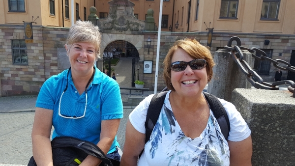 Elaine och Linn är på besök från USA. Det hade fått höra att en kunglighet fyllde men det var oklart vem.
- Vi fick höra att Sverige hade en kronprins, säger Linn som kommer från Massachusetts.