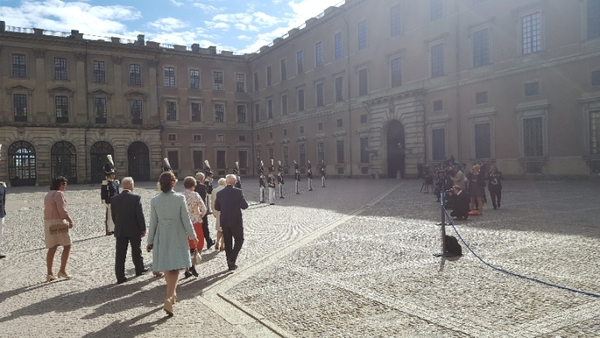 De första gästerna rör sig försiktigt mot kyrkan.