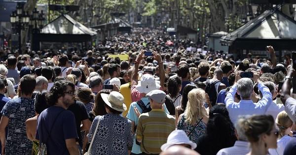 Gågatan Las Ramblas i Barcelona är åter fylld med människor efter gårdagens attack. Foto: TT
