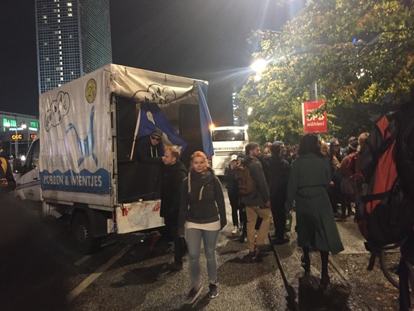 Demonstranterna har en högtalarbuss som de regelbundet pumpar ut sitt budskap med.