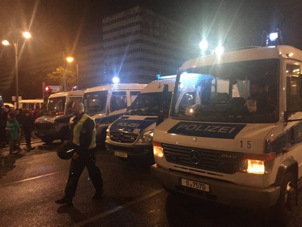 Polisbilar på plats vid protesterna.