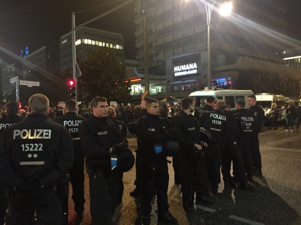 Polisen på plats kan inte svara på hur många poliser som bevakar demonstrationen, men man kan se att det rör sig om tiotals. De står utspridda i klungor runt folkmassan.