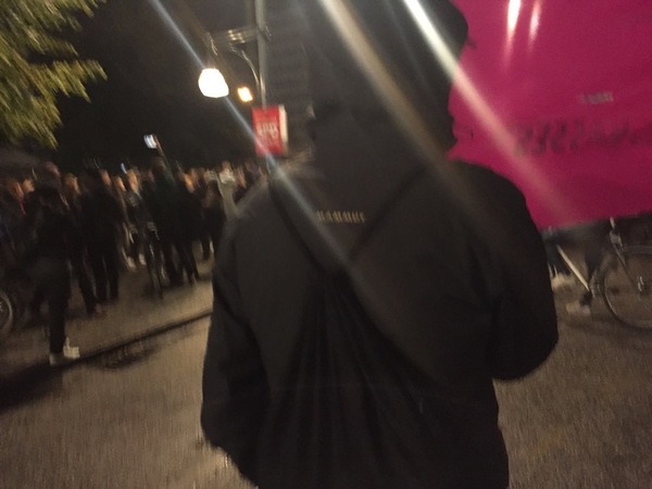 En av demonstranterna säger att han inte är här för att AFD får 13 eller 14 procent av rösterna. "Jag är här för att 13-14 procent av tyskarna tycker att det är en bra idé att låta flyktingar dö i Medelhavet och skjutas vid gränsen", säger han. 
Han vill inte uppge sitt namn eller ha med sitt ansikte på bild.