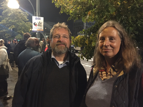 Andreas och Gabriele von Erdmann fick kännedom om demonstrationen via internet och bestämde sig för att åka dit. "13 procent är alldeles för mycket, tycker jag", säger Gabriele von Erdmann om AFD:s väntade valresultat.