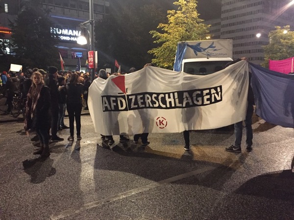 "Krossa AFD", står det på en banderoll som demonstranterna håller upp.