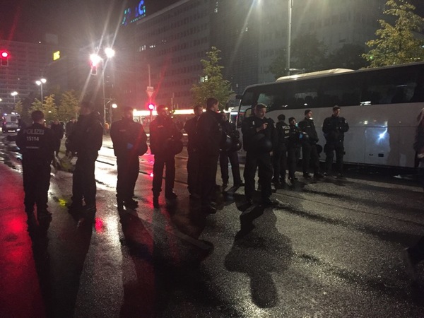 Poliserna står utspridda i stora klungor.